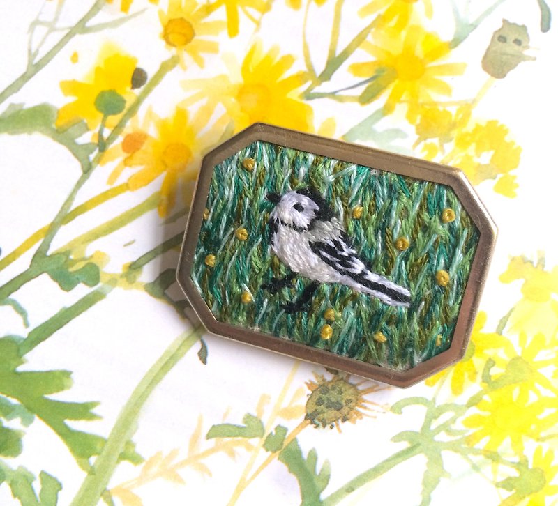 Wild bird embroidery brooch pin White Wagtail - Brooches - Thread Green