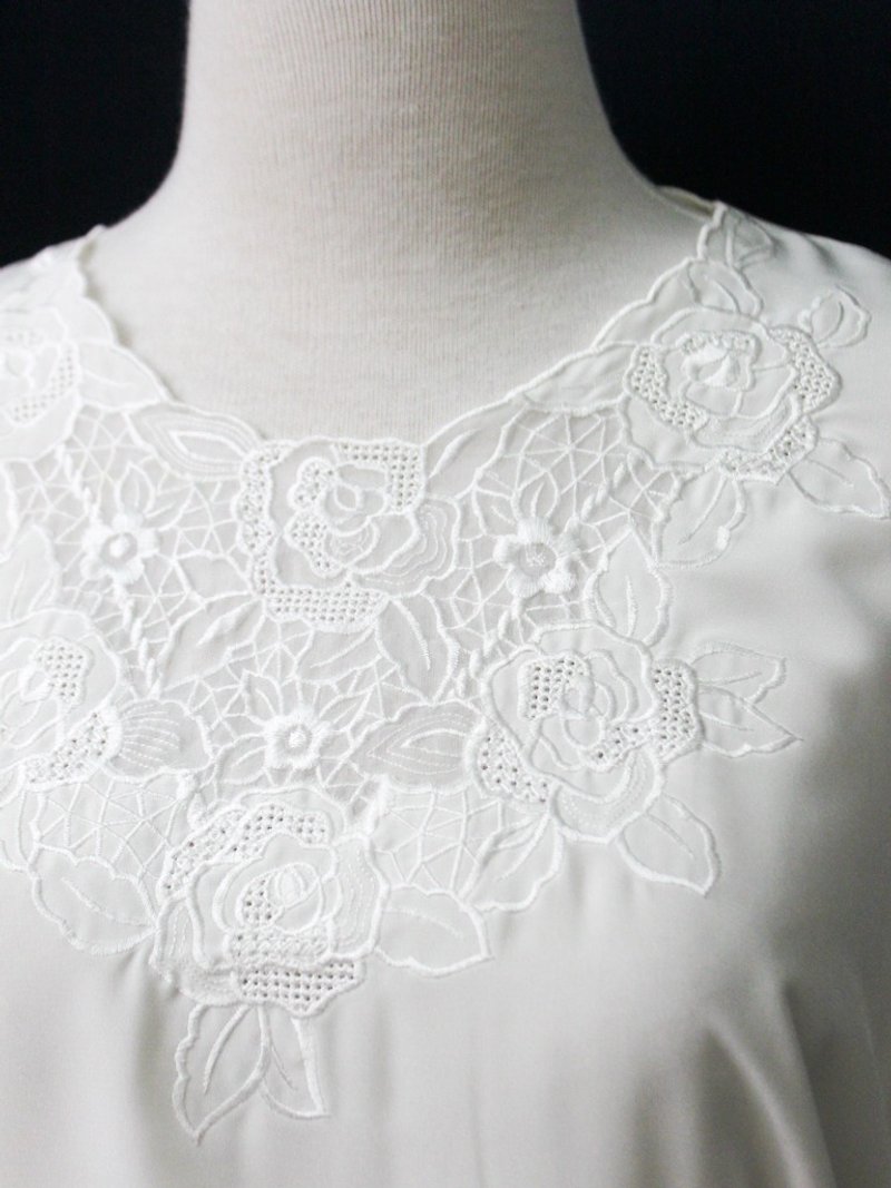 【RE0407T1924】日本製玫瑰刺繡鏤空圓領背後扣優雅白色古著襯衫 - 女襯衫 - 聚酯纖維 白色