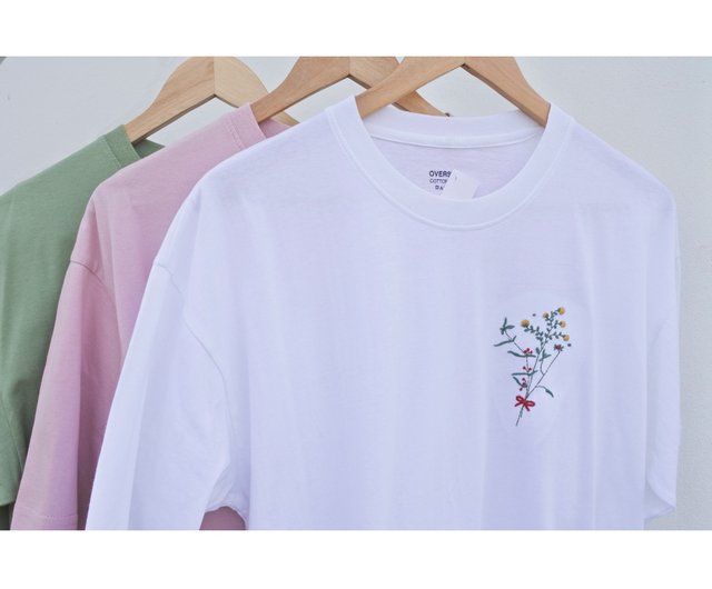 花ブーケ柄の刺繍Tシャツ - ショップ vhann Tシャツ - Pinkoi