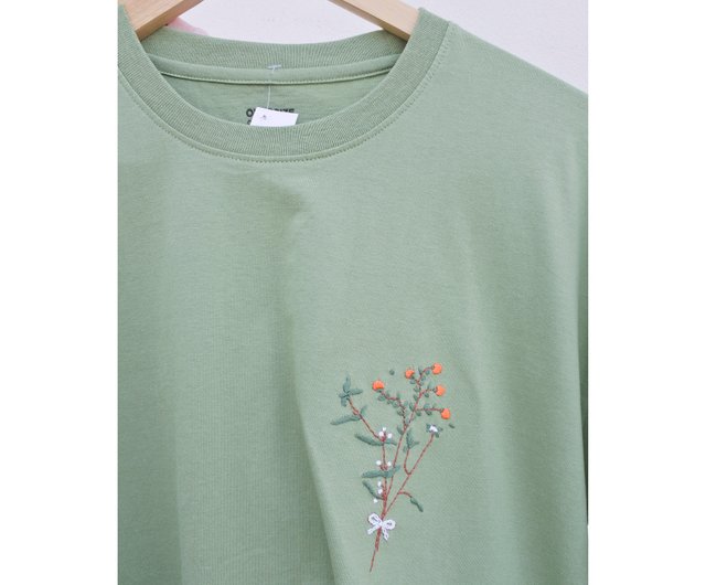 花ブーケ柄の刺繍Tシャツ - ショップ vhann Tシャツ - Pinkoi