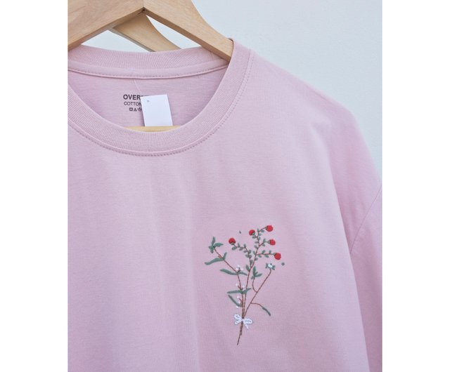 花ブーケ柄の刺繍Tシャツ - ショップ vhann Tシャツ - Pinkoi