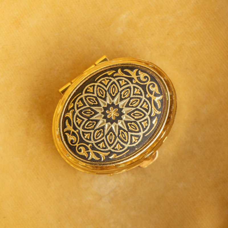 Spanish antique Damascus 24K metal inlay process Arabian totem oval storage small pill box - กล่องเก็บของ - เครื่องประดับ สีทอง
