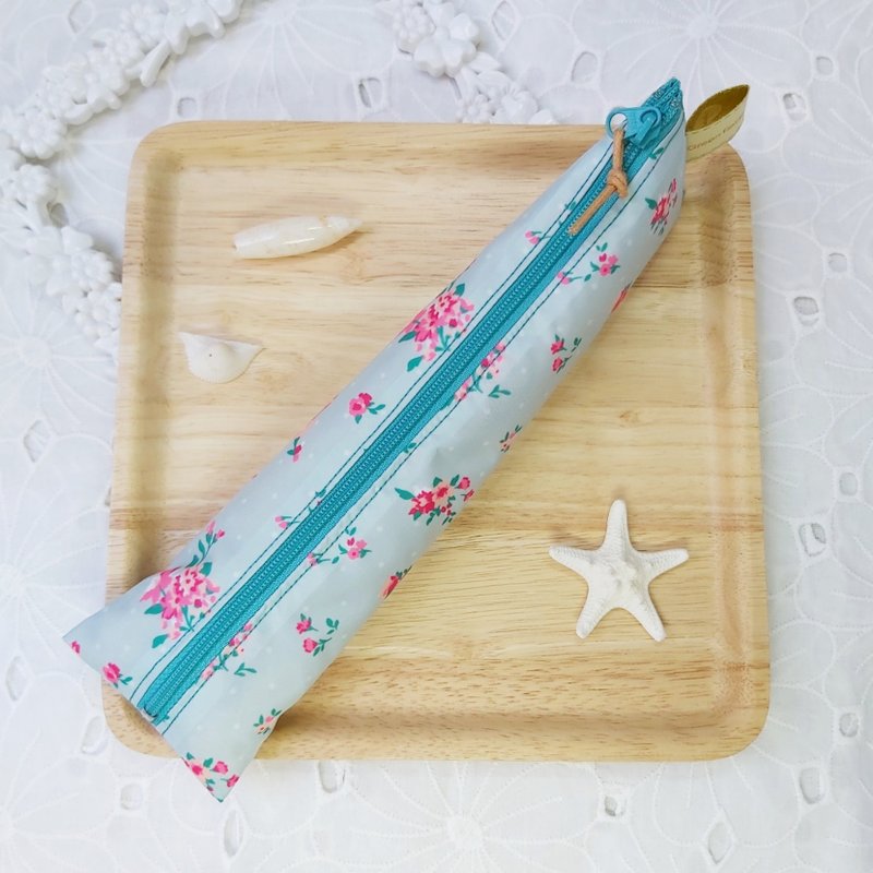 Korea blue floral waterproof three-dimensional tableware bag with zippered chain - ช้อนส้อม - วัสดุกันนำ้ สีน้ำเงิน
