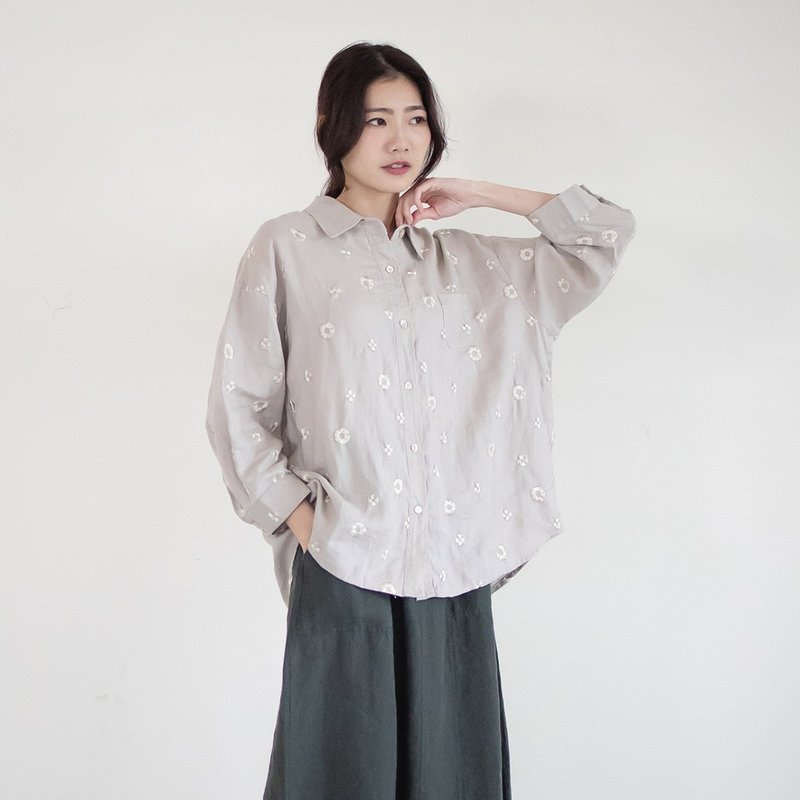 【Simply Yours】Embroidered Linen Shirt Linen Book F - เสื้อผู้หญิง - ผ้าฝ้าย/ผ้าลินิน สีกากี