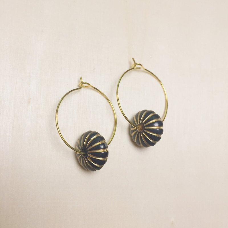 Black flat pumpkin earrings - Earrings & Clip-ons - Resin Black