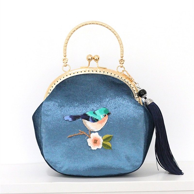 On the new pieces of the first 5 fold) mouth gold package cheongsam bag Messenger bag embroidery bird iphone phone bag mobile phone bag oblique bag bag bag birthday gift blue - กระเป๋าแมสเซนเจอร์ - ผ้าฝ้าย/ผ้าลินิน สีน้ำเงิน