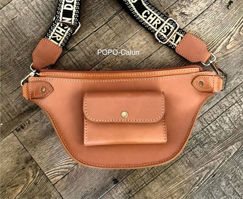 POPO│經典│皮革腰包. 船型 leather - 側背包/斜背包 - 真皮 咖啡色