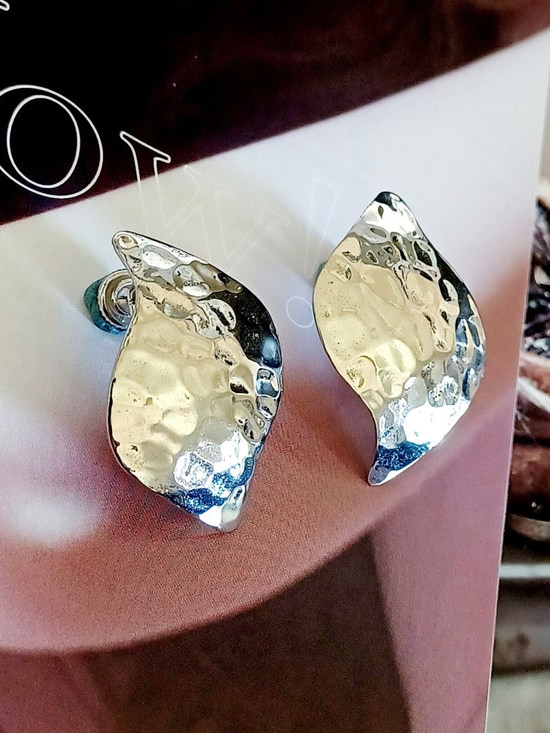 vintage jewelry  時尚簡約敲擊痕金屬 夾式耳環 - 耳環/耳夾/耳骨夾 - 其他金屬 