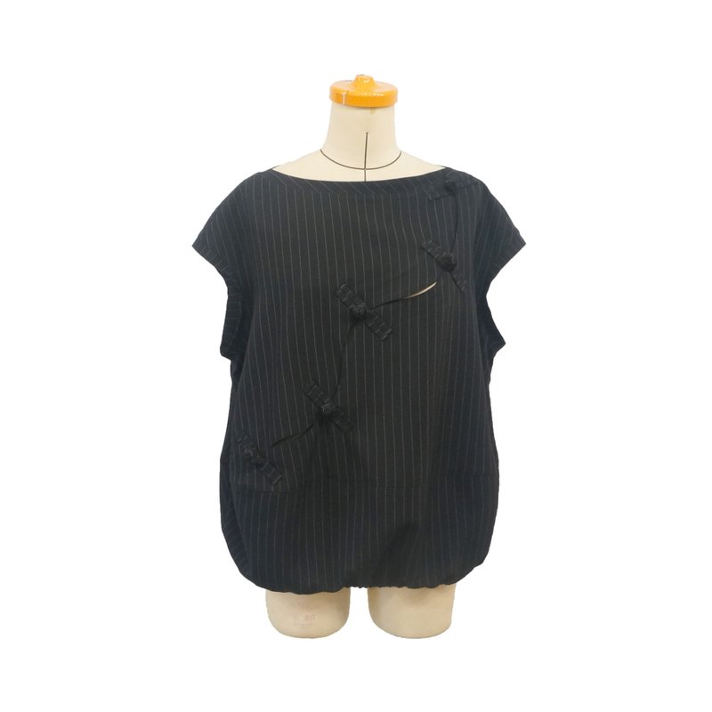 Aman No.116 全面啟動陀螺套裝組 黑色直紋落肩上衣 盤釦版 - 女上衣/長袖上衣 - 其他材質 