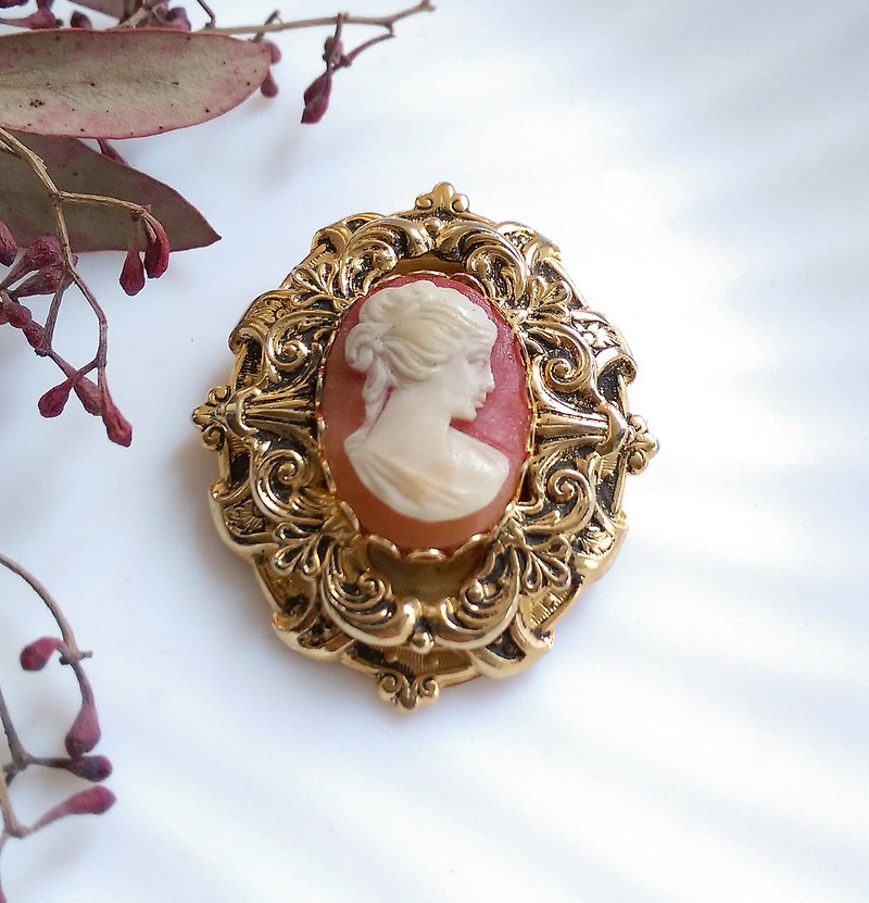 CAMEO Classical carved ladies brooch. Western antique jewelry - เข็มกลัด - โลหะ สีทอง