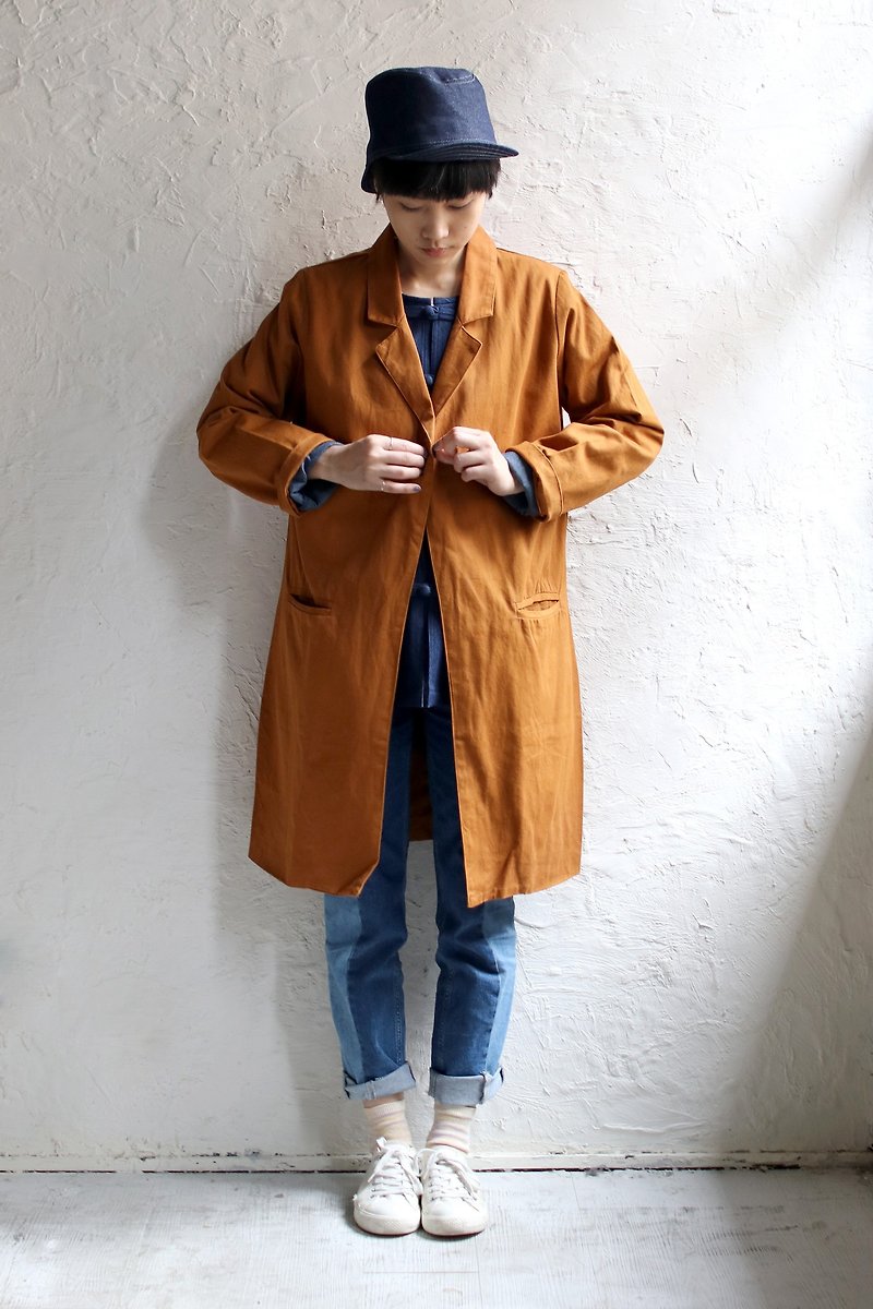 Omake極簡單釦長版大衣/土黃 - 女大衣/外套 - 棉．麻 橘色
