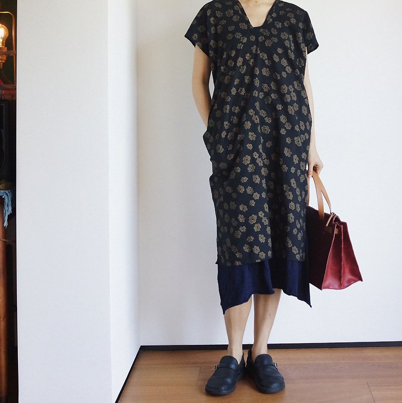 鎏金花朵 日本進口鹽縮肌理薄棉洋裝 長方形衣 夏季V領連身裙 - 連身裙 - 棉．麻 黑色