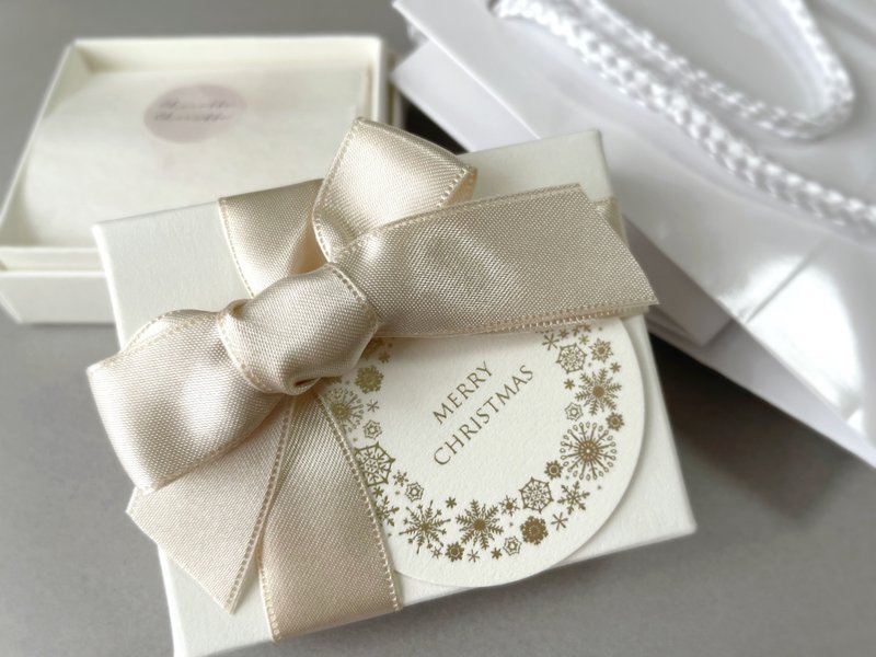 Paid gift wrapping service - อื่นๆ - กระดาษ ขาว