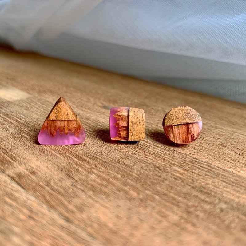 【初戀耳釘】木作工藝 / 木作飾品 / 耳釘 / 樹脂材質 / 女孩配件 - 耳環/耳夾/耳骨夾 - 木頭 粉紅色