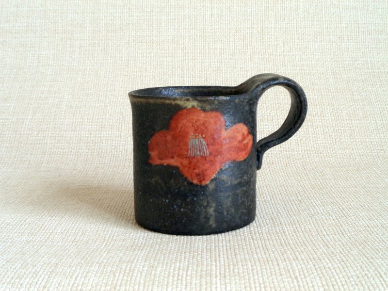 マグカップ 金銀彩紅椿紋a - 咖啡杯/馬克杯 - 陶 黑色