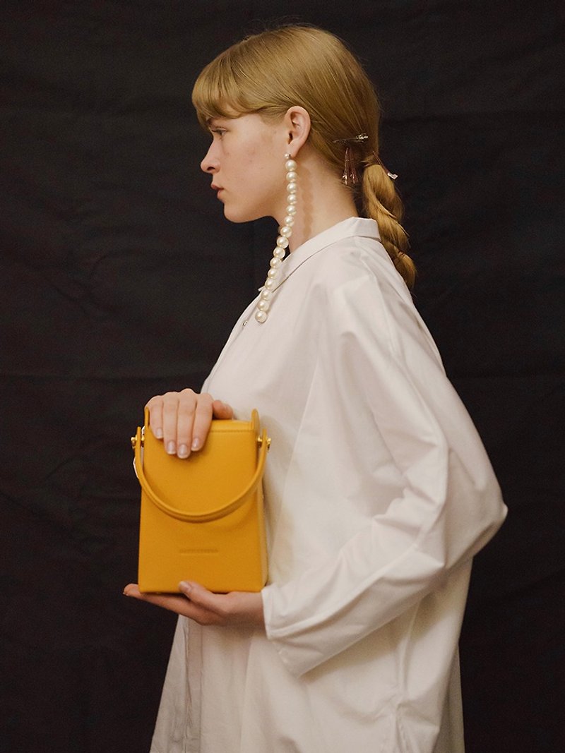 Ginger yellow fat square cigarette case bag retro street photography oblique bag shoulder bag genuine leather top layer cowhide - กระเป๋าแมสเซนเจอร์ - หนังแท้ สีเหลือง