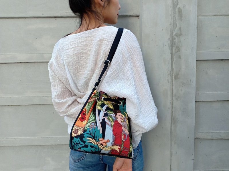 Frida Kahlo bucket bag - 側背包/斜背包 - 棉．麻 黑色