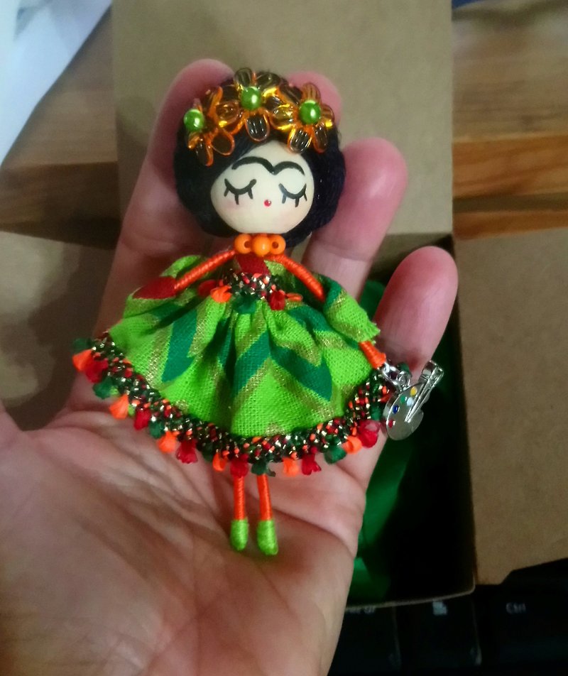 Brooch doll Frida Kahlo - เข็มกลัด - ไม้ หลากหลายสี