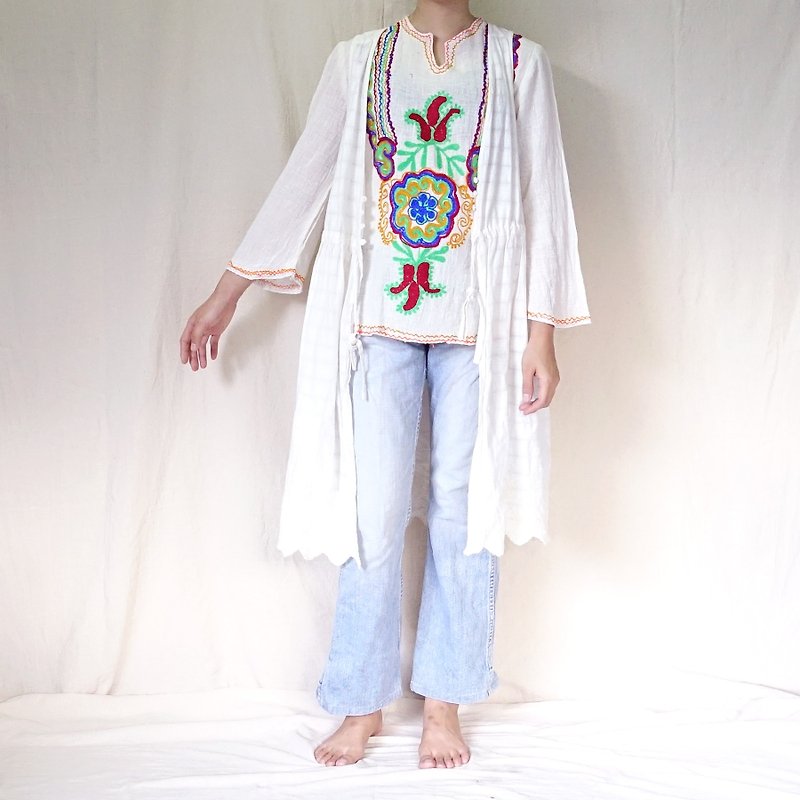 BajuTua / Ancient / 70's Indian Garden Embroidered Tops - Women's Tops - Cotton & Hemp White