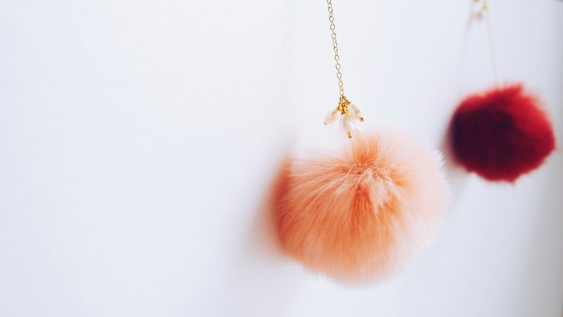 提灯(鮭魚粉)--淡水真珠單顆鮭魚粉毛球垂墜耳環 - 耳環/耳夾 - 其他金屬 粉紅色