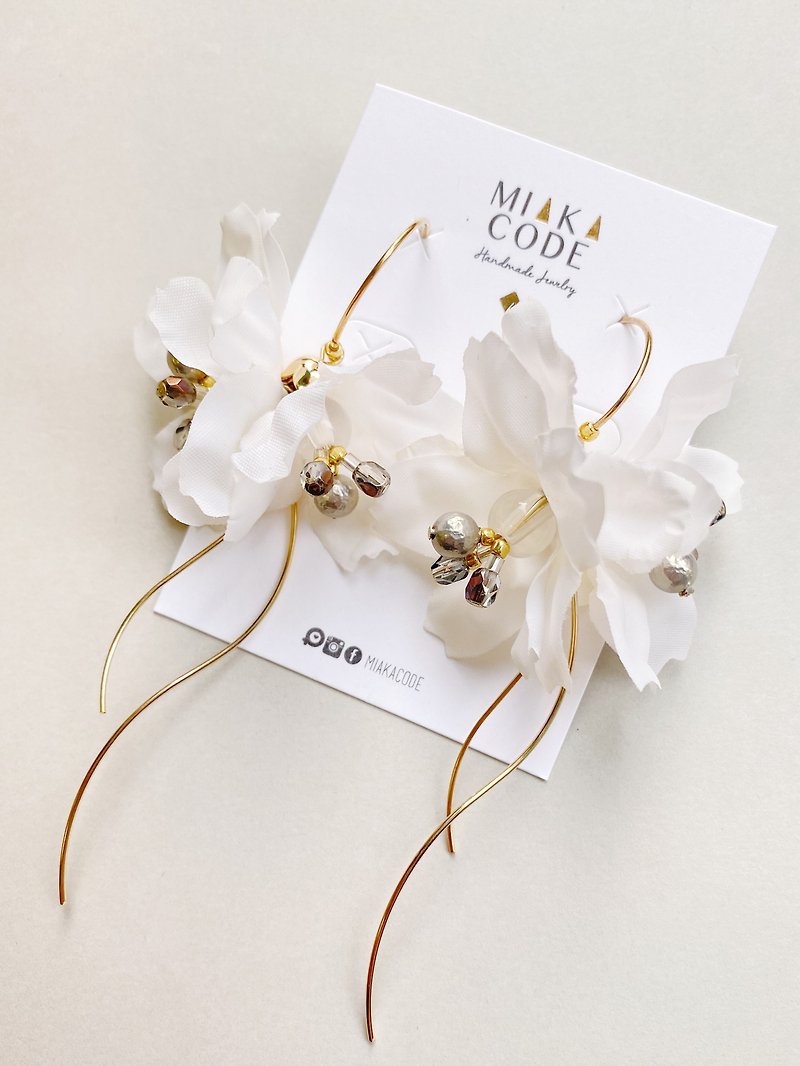 2020 limited edition cherry blossom hand-beaded white (1) dangling cherry blossom Japanese earrings / ear clips - ต่างหู - พืช/ดอกไม้ ขาว