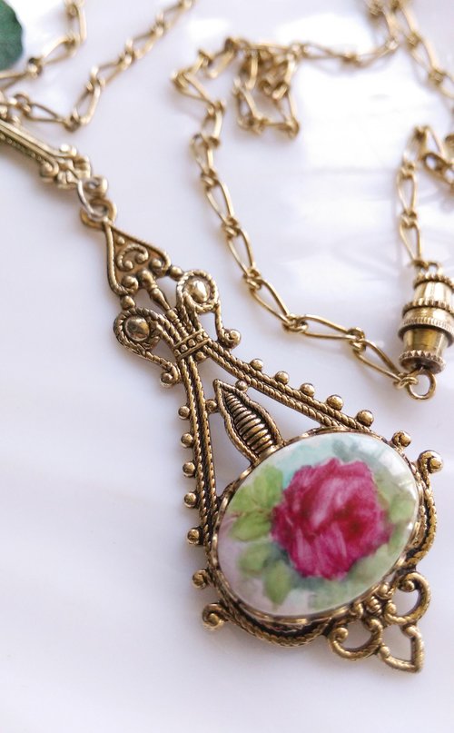 ビクトリア朝様式のローズクラシックペンダントネックレス。西洋の