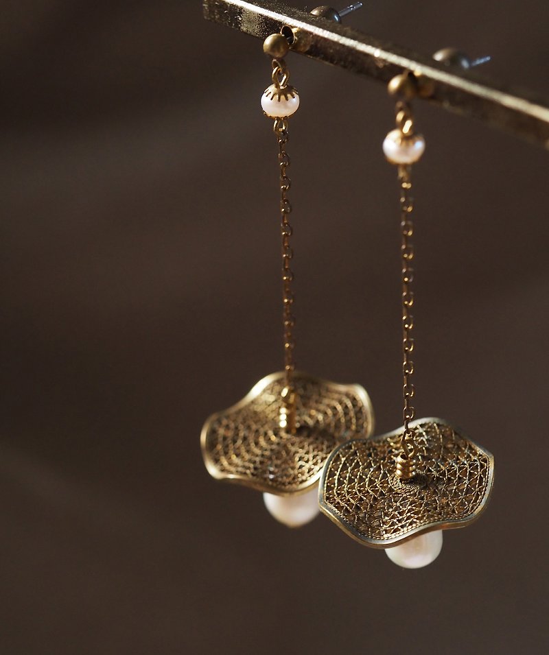 Waves drape skirt Bronze pearl earrings - ต่างหู - โลหะ สีทอง