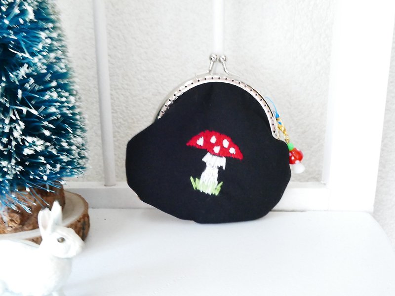 Embroidered mini gamaguchi mushroom black x bambi - กระเป๋าใส่เหรียญ - ผ้าฝ้าย/ผ้าลินิน สีดำ