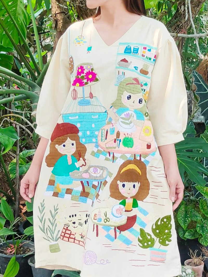 เดรสผ้าฝ้าย ปักมือ ลายสาวน้อยและผองเพื่อนในห้องนั่งเล่น - ชุดเดรส - ผ้าฝ้าย/ผ้าลินิน 
