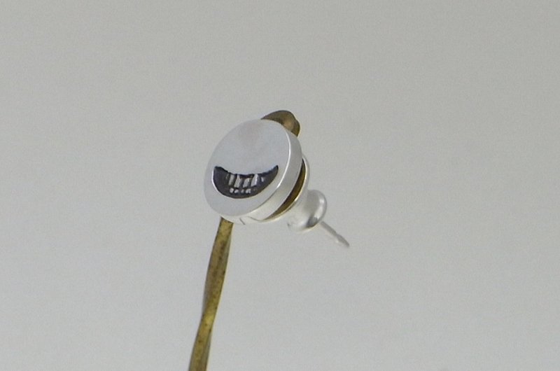 smile stamp Pierce_1 (s_m-O.03) 微笑 銀 耳釘 穿孔耳环 sterling silver simple stud earring - 耳環/耳夾/耳骨夾 - 純銀 銀色