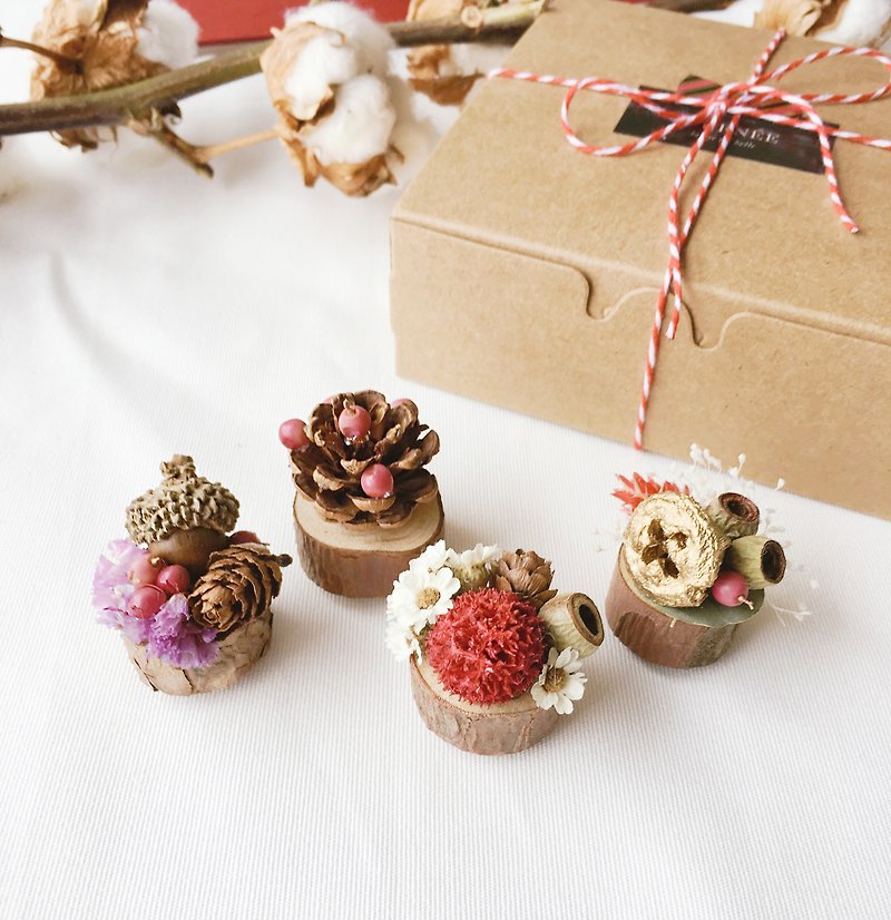 {Journee} Christmas Limited - warm dessert fruit magnet gift / flower dried flower Christmas gift exchange Christmas gifts - ตกแต่งต้นไม้ - พืช/ดอกไม้ สีแดง