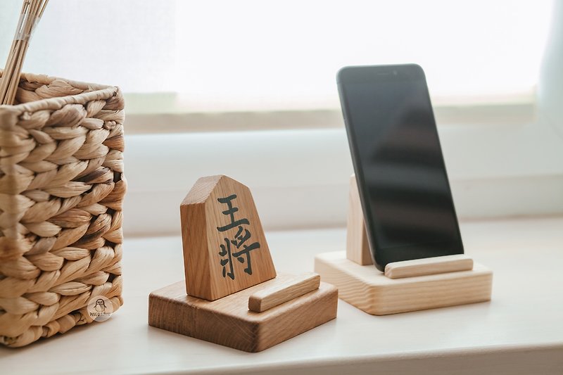 Handmade Wooden Shogi King Phone Stand - Perfect Gift for Fans, Japan Chess - กล่องเก็บของ - ไม้ 