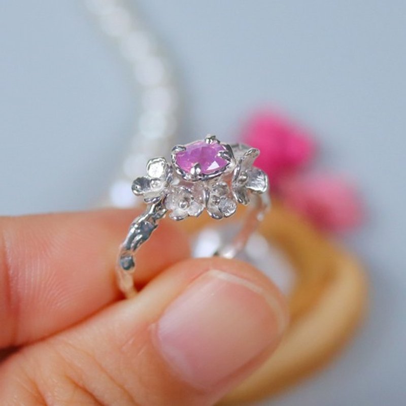 【あなたにお花畑を贈ります】シルキーピンクサファイアのシルバー925お花リング 12号 - 戒指 - 寶石 粉紅色