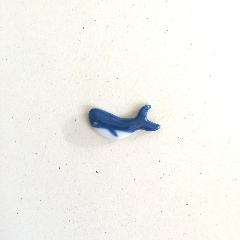 Blue Whale Ceramic Brooch - เข็มกลัด - เครื่องลายคราม สีน้ำเงิน