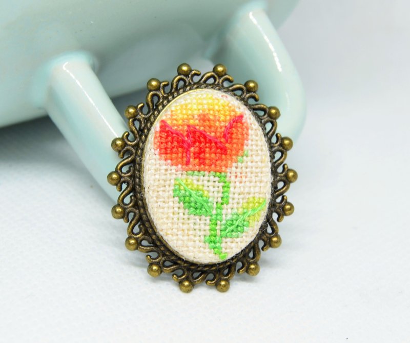 紅牡丹刺繡胸針十字繡花卉首飾手工製作的自然禮物送給女性 - 胸針 - 繡線 紅色