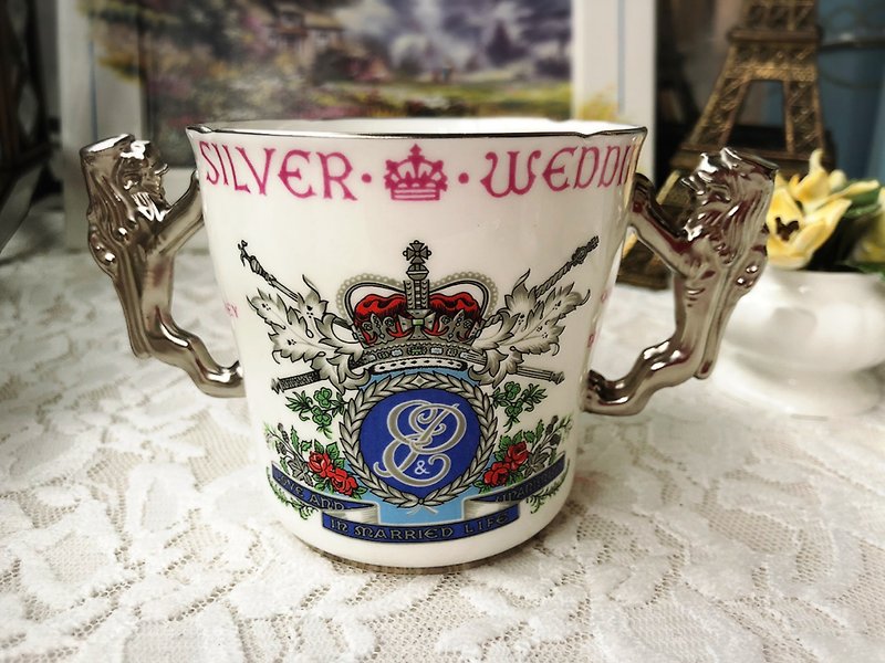 Antique British Made Paragon Paragon 1972 Royal Wedding Commemorative Two-Eared Lion Mug - ของวางตกแต่ง - เครื่องลายคราม สีเงิน