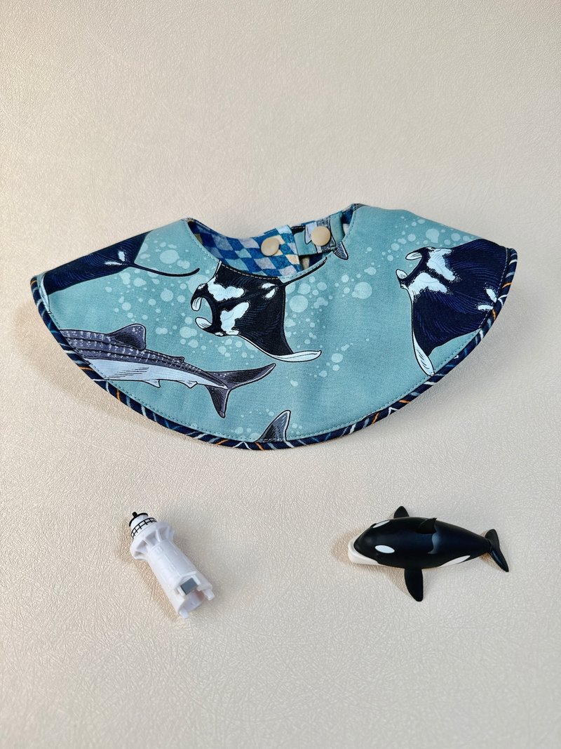 。海洋世界。手工寶寶雙面圍兜   彌月禮物 週歲禮物 鯨魚 魟魚 - 圍兜/口水巾 - 棉．麻 藍色
