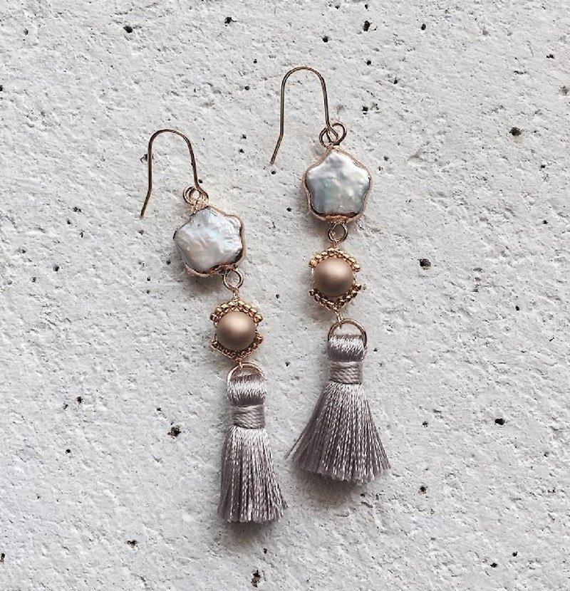 Gold-rimmed pearl tassel earrings Clip-On - ต่างหู - ไข่มุก ขาว
