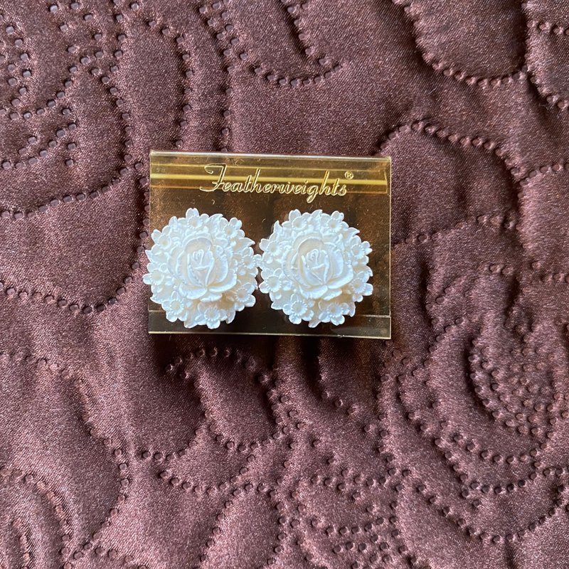 Vintage Jewelry│American Featherweights White Coral Rose Clip-On/Box - ต่างหู - พลาสติก ขาว