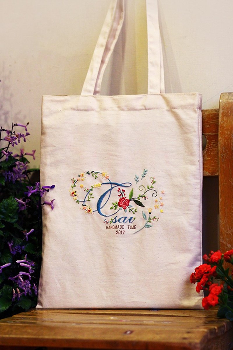 Flower romantic English alphabet embroidery hand-made tote bag-customized - กระเป๋าถือ - ผ้าฝ้าย/ผ้าลินิน 