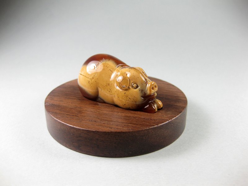 Carved coconut jade pig with raised buttocks/playful, cute and lively pig - ของวางตกแต่ง - หยก สีส้ม