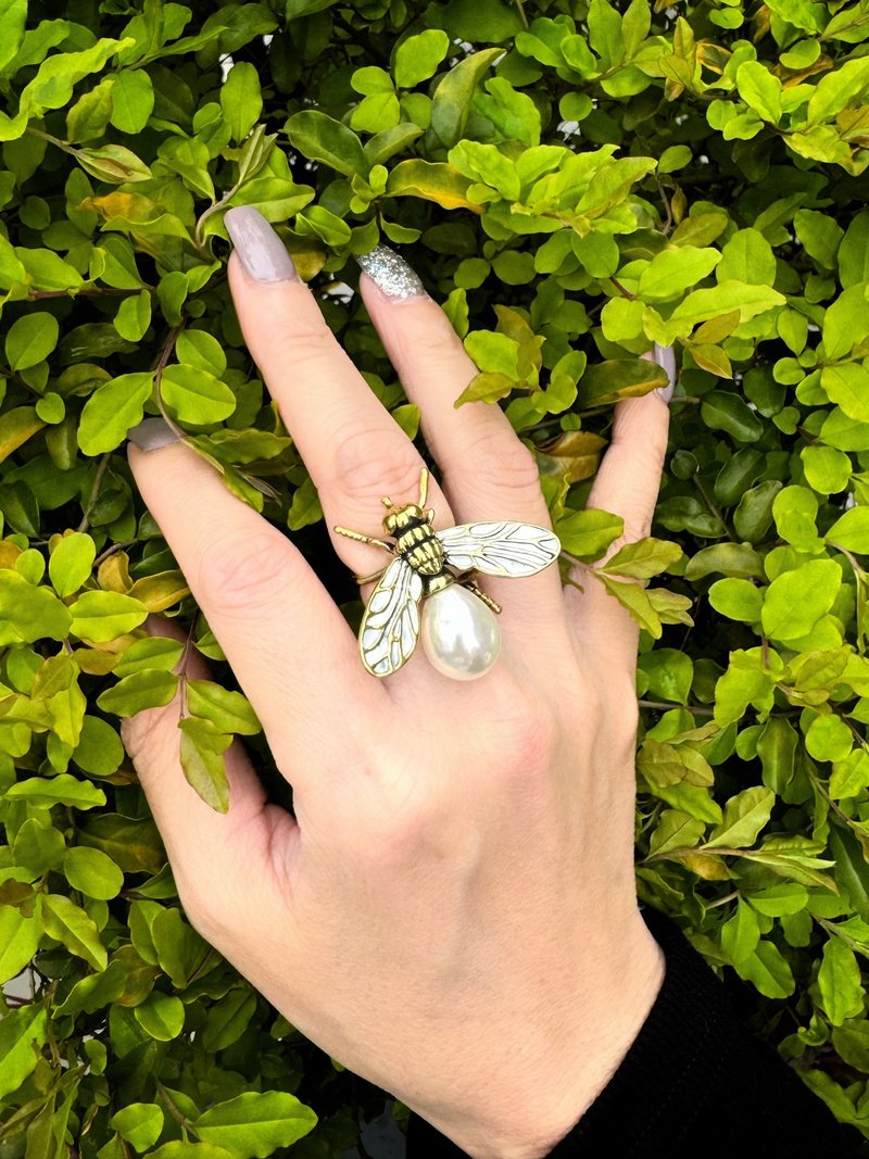 Brass Flying Fly Enamel Wings with Mother of Pearl Bead Bottom Ring. - 戒指 - 其他金屬 