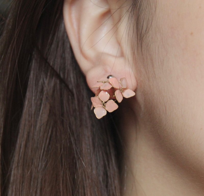 Pink Pastel Hydrangea Earrings - ต่างหู - วัสดุอื่นๆ สึชมพู