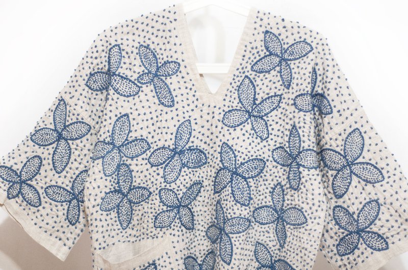 女裝 藍白色刺繡上衣 有機純棉手繡上衣 手織布七分袖刺子繡衣-花 - 女 T 恤 - 棉．麻 白色