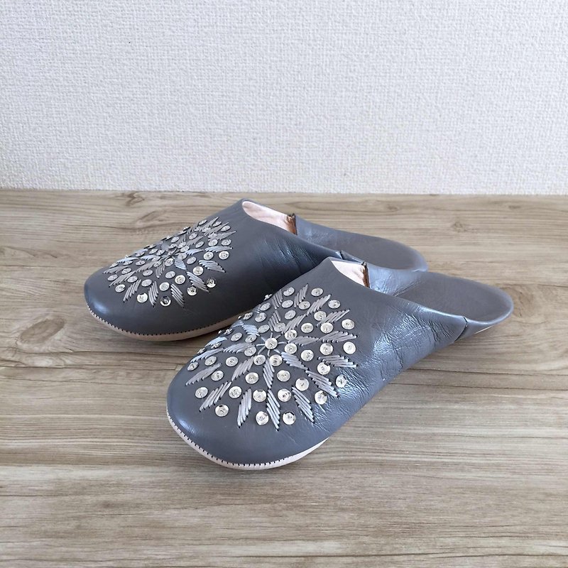 Resale Hand-sewn embroidered elegant babouche (slippers) Funun Gray - รองเท้าแตะในบ้าน - หนังแท้ สีเทา