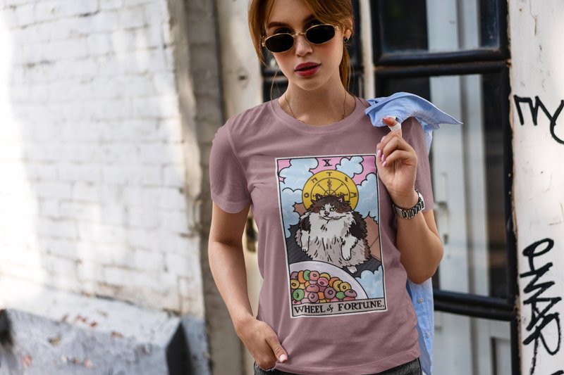 The Wheel of Fortune - The Original Tarot Cat Meme Unisex T-shirt in - 女 T 恤 - 棉．麻 粉紅色