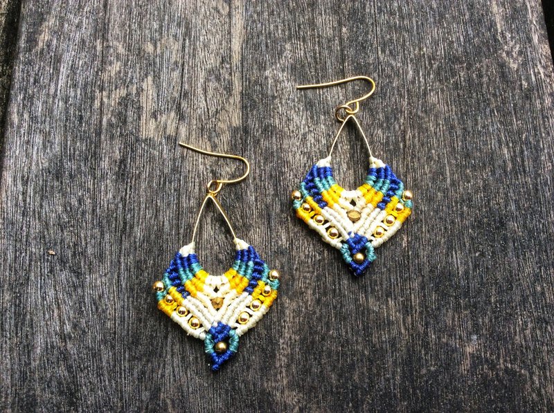 Handmade macrame earrings - ต่างหู - ขี้ผึ้ง ขาว