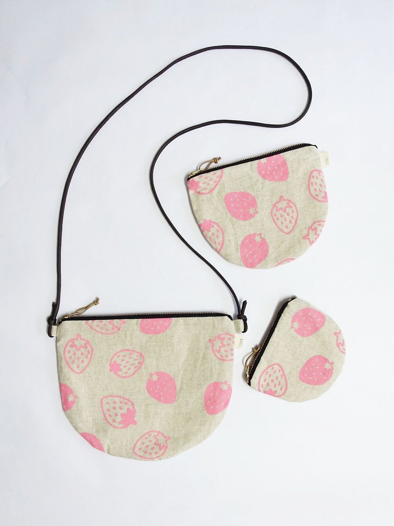 手工絹印 半圓系列 拉鍊包 草莓 - 側背包/斜背包 - 棉．麻 粉紅色