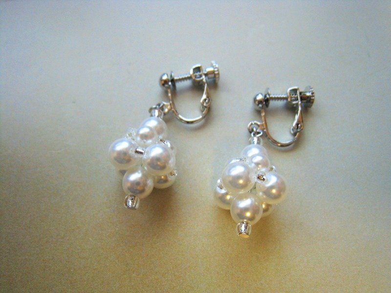 Silky Pearl Earrings / M : White Bridal* - ต่างหู - แก้ว ขาว