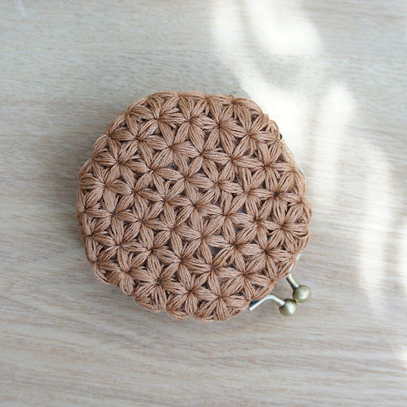 Ba-ba handmade Jasmine Stitch crochet round pouch No.C1239 - กระเป๋าเครื่องสำอาง - วัสดุอื่นๆ สีนำ้ตาล